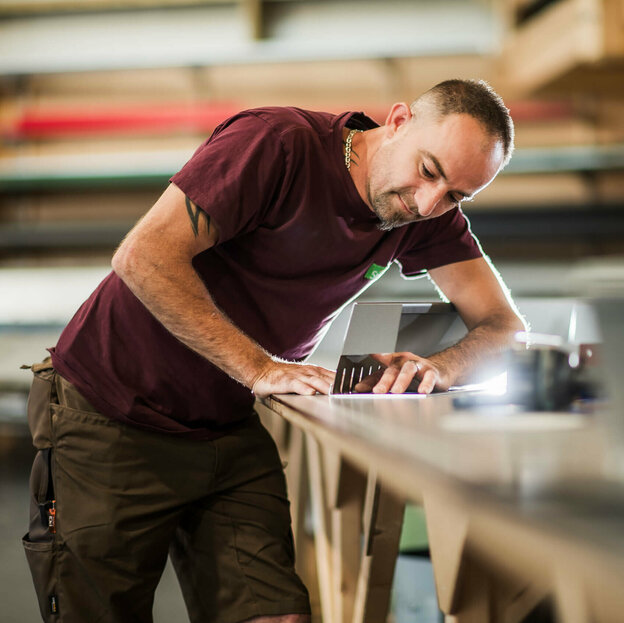 Mitarbeiter arbeitet in der Werkstatt