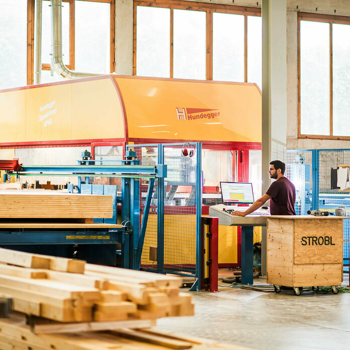 Mitarbeiter arbeitet an einer Maschine in der Werkstatt