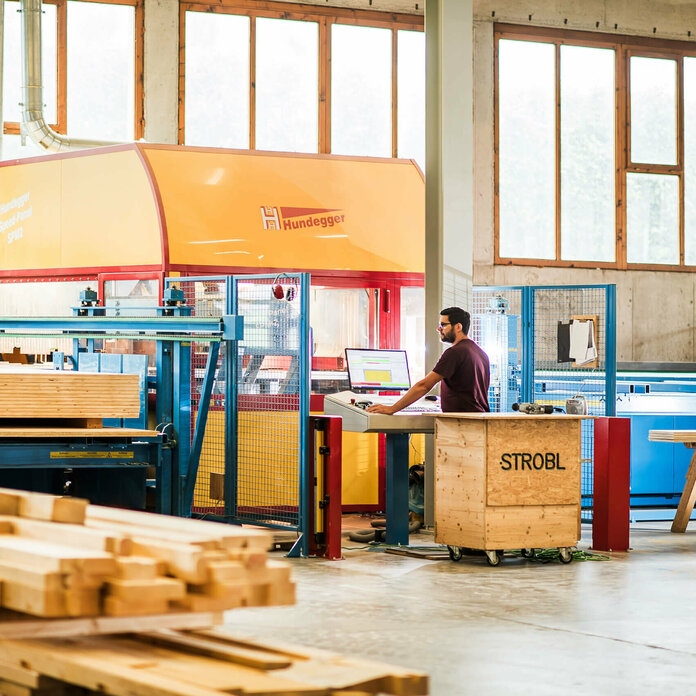 Mitarbeiter arbeitet an einer Maschine in der Werkstatt